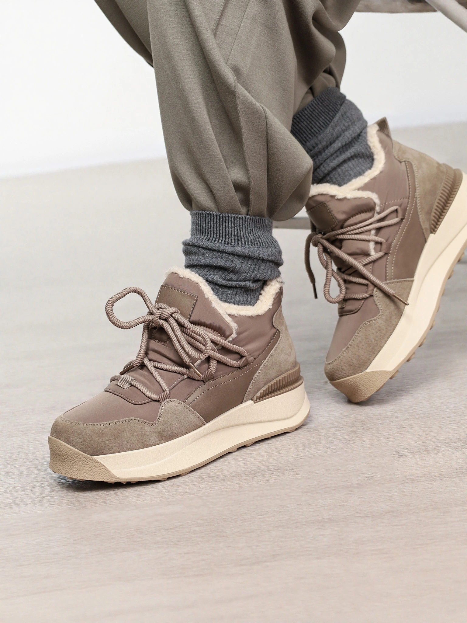 Ботинки комбинированные бежевого цвета на контрастной средней подошве